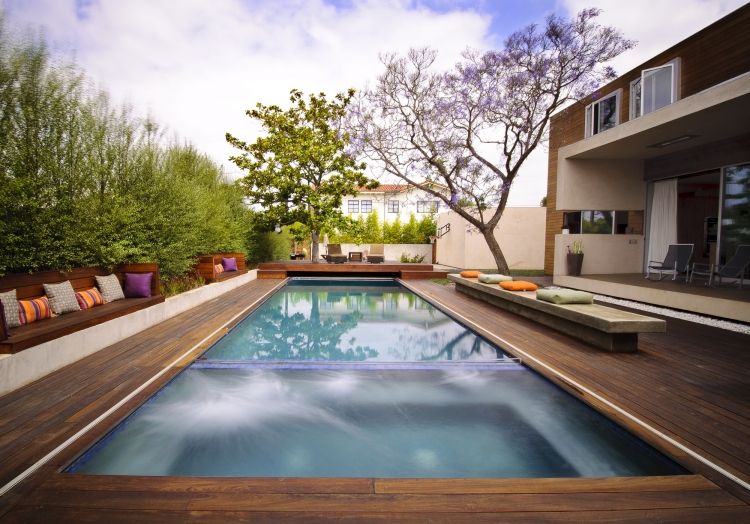 jardim design-piscina-madeira-terraço-banco de concreto-privacidade-tela-verde