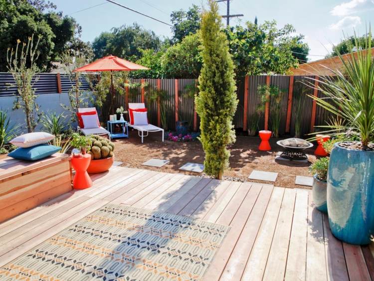 jardim design-imagens-alumínio-privacidade-proteção-cerca-laranja-acentos-mesas laterais-guarda-sol-plantador