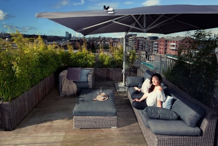 Terraço na cobertura-tela de privacidade-bambu-plantas-vime-móveis-semáforo-para-sol