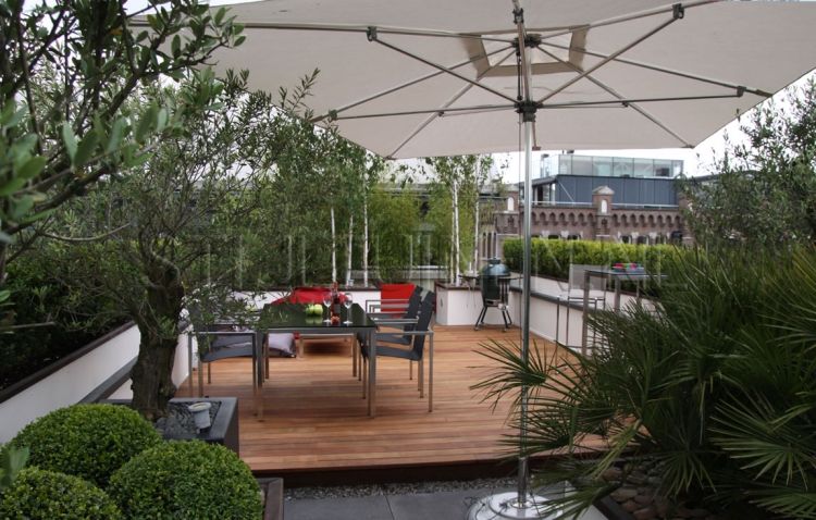 Terraço na cobertura - piso de madeira - área de jantar - plantas - guarda-sol