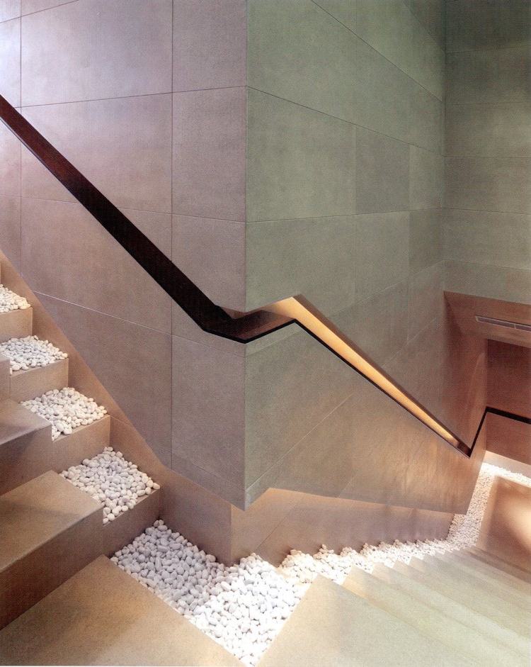 Escadas com azulejos cinza-acastanhado de cascalho branco iluminação indireta moderna