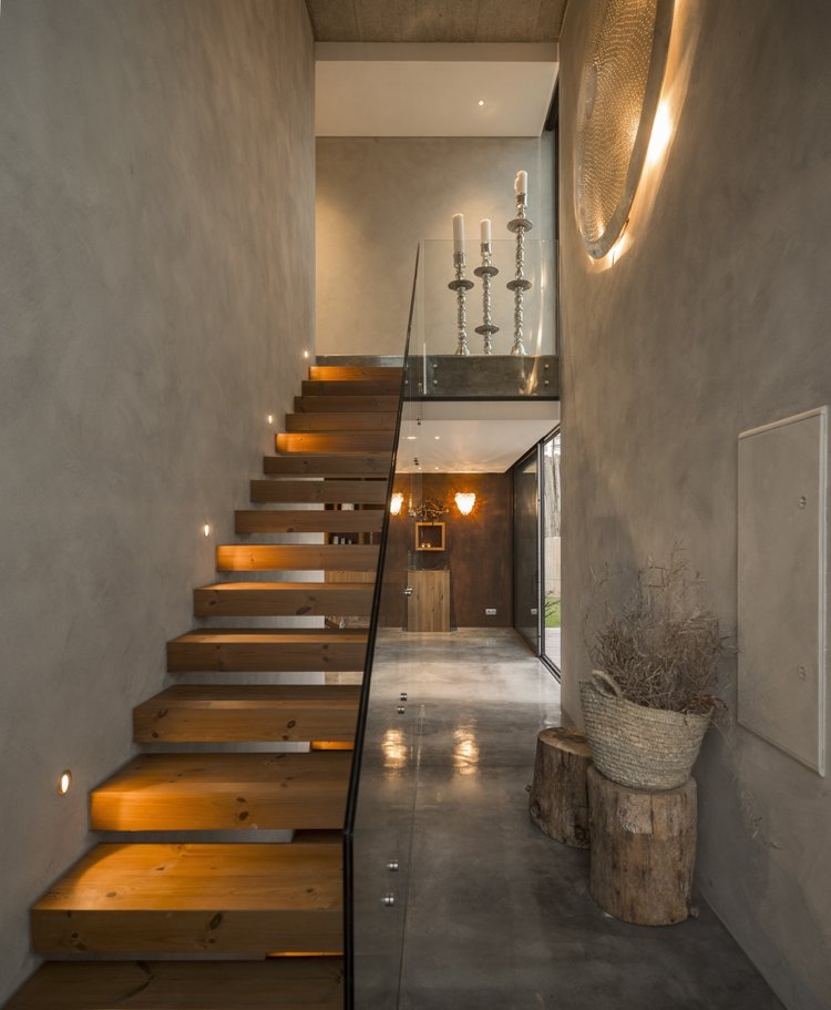 Escadas de madeira maciça, escada de vidro, guarda-corpo de vidro, aparência de concreto
