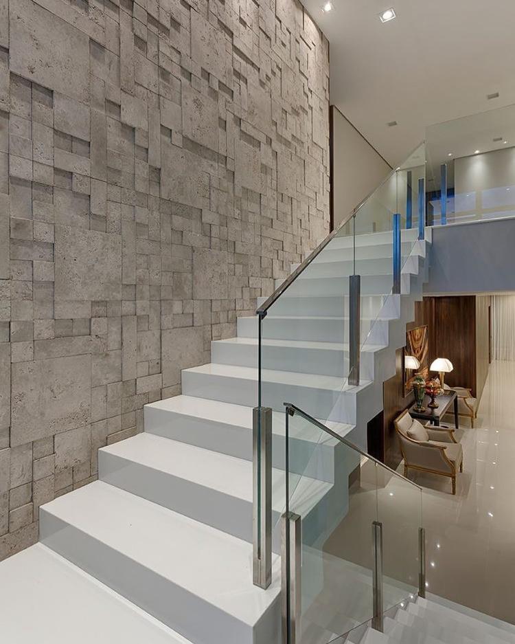 Escada de plataforma, corrimão branco de alto brilho, revestimento de parede de aço de vidro 3D aparência de pedra