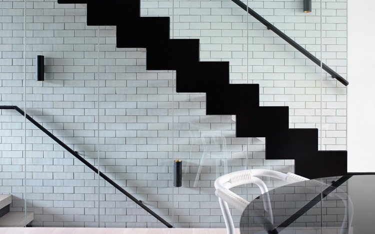 Escadas de aço corrimão preto parede de vidro parede de azulejo metro