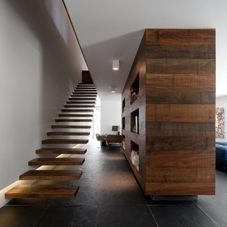 Escadas autoportantes com piso de ladrilho de madeira maciça aparência de ardósia
