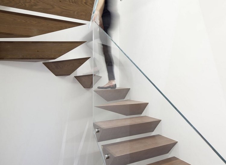 Projeto do piso da escada, gradeamento geométrico de madeira todo em vidro