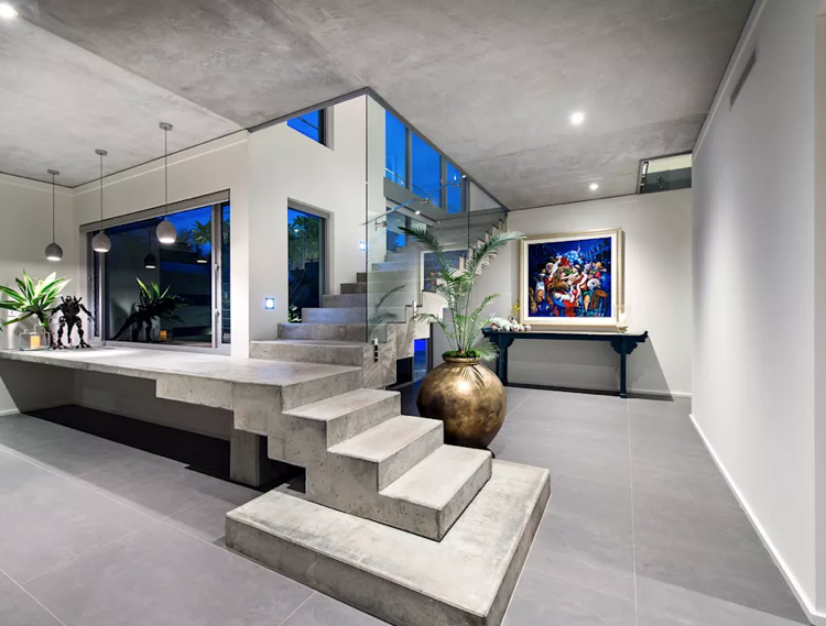 Escadas de concreto, parede de vidro, segurança, teto, aparência de concreto