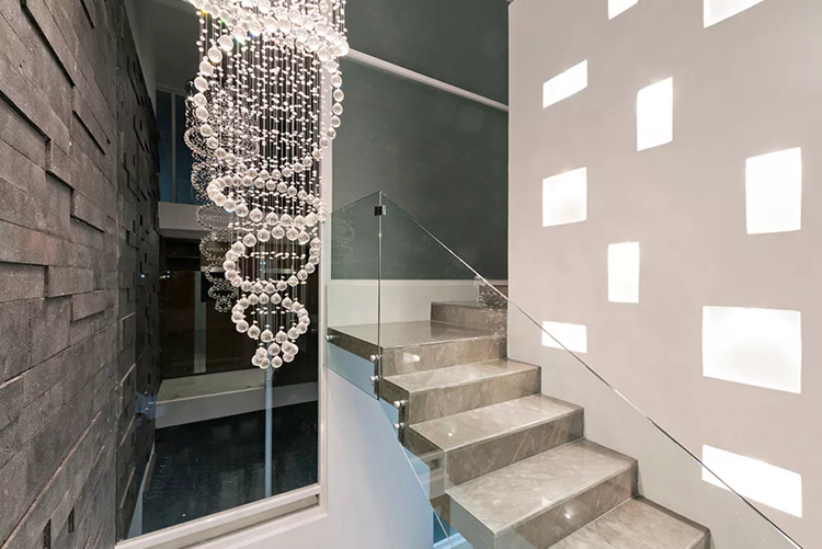 Escadas de concreto moderno todo em vidro lustre luxuoso