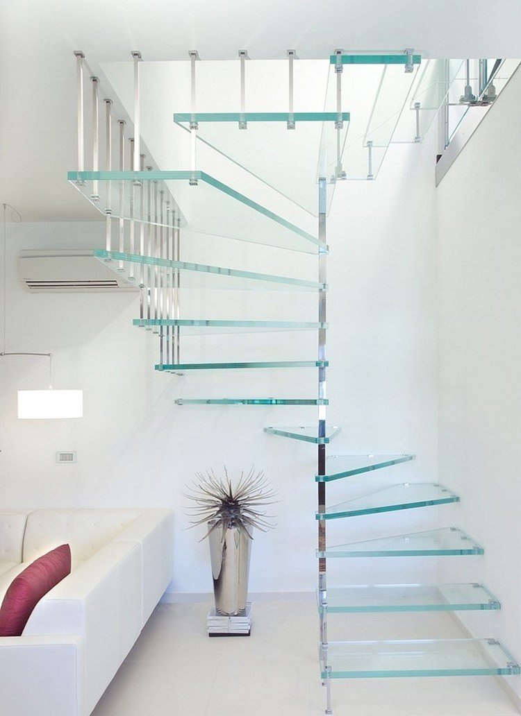 Escada em espiral com degraus de vidro sala de estar de aço branco