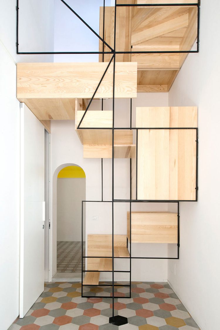 Escada em espiral de madeira clara aço moderna geométrica