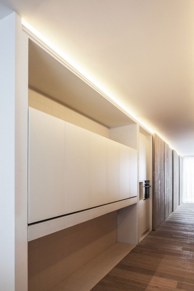 apartamento moderno com cozinha em branco mate embutida