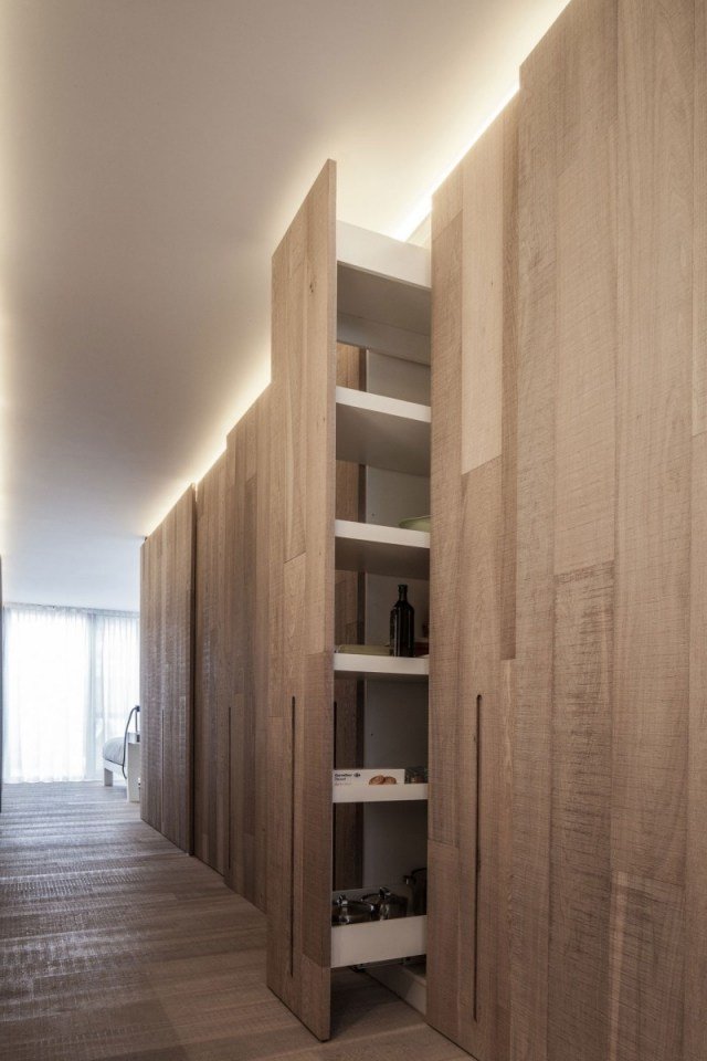 design de apartamento estreito espaço de armazenamento de madeira na parede