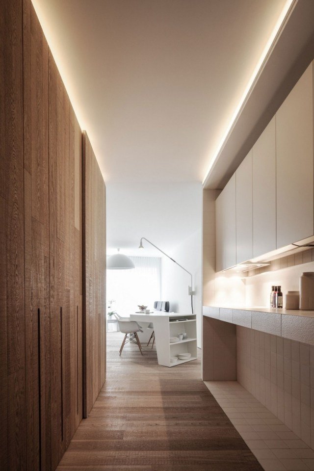 apartamento moderno quartos estreitos de madeira branca embutida