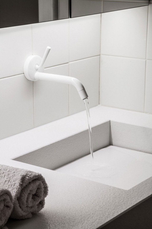 torneira de pia de design de banheiro branco puro