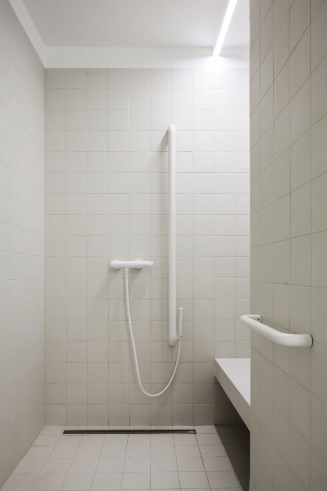 banheiro design azulejos brancos acessórios brancos