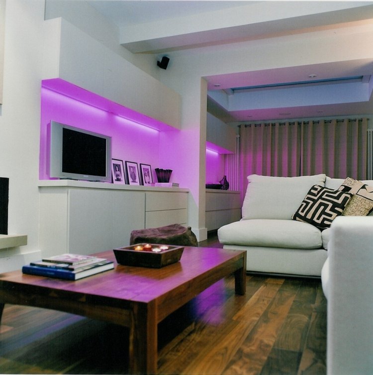 moderna-viva-parede-led-branco-roxo-liso-piso de madeira-mesa de centro-madeira-apartamento