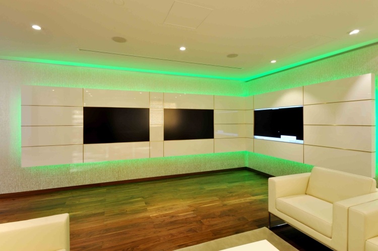 moderna-viva-parede-led-sala-poltrona-branca-couro-verde-iluminação