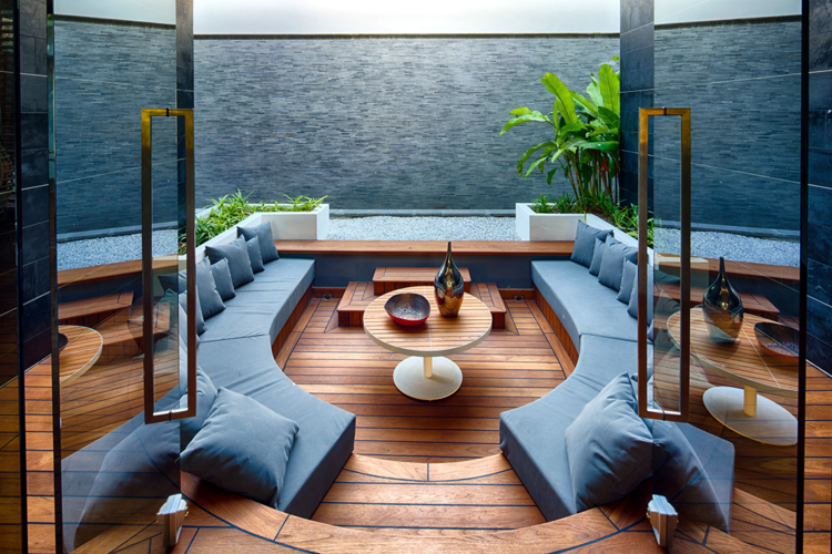 sala de estar piso de madeira moderno assento almofada planta degraus