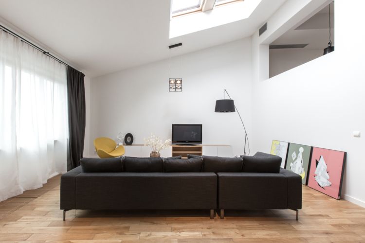 sala de estar moderna sofá de couro em parquet preto design de telhado inclinado