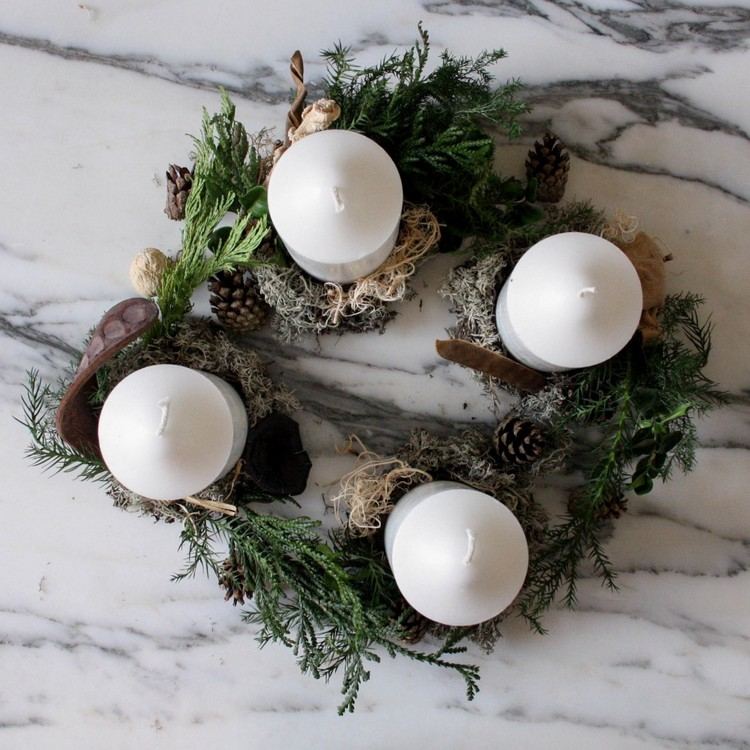 moderno-advento-coroa-de-musgo-coníferas-cones-branco-velas-decoração de natal-ideia