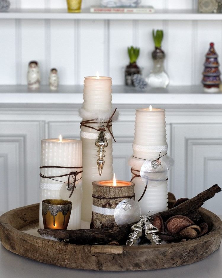 moderno-advento-coroa-de-madeira-design-pratos-diferentes-velas-decoração-madeira-joias