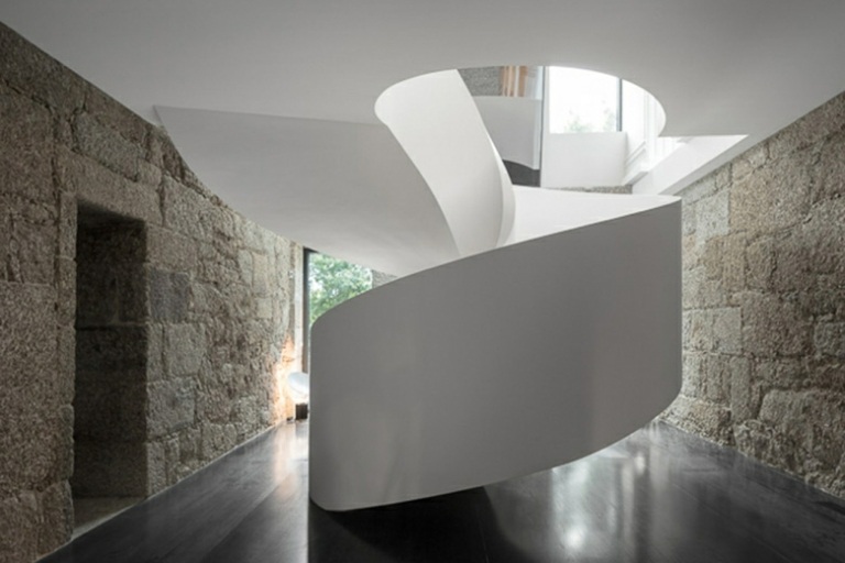 escadas em estilo country moderno parede de pedra natural branca