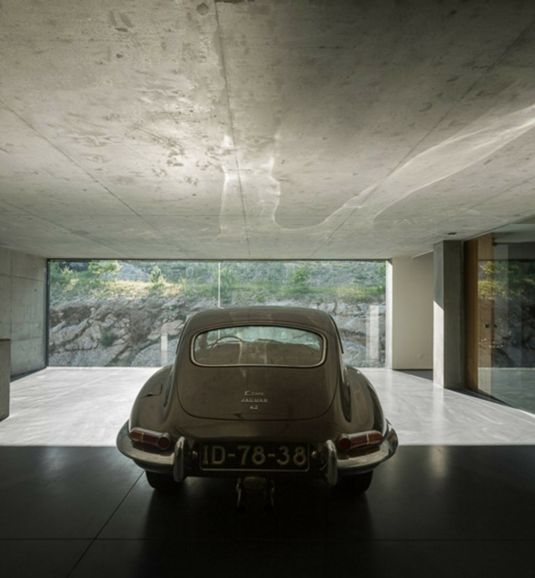 casa moderna estilo country garagem minimalista teto de concreto parede de vidro