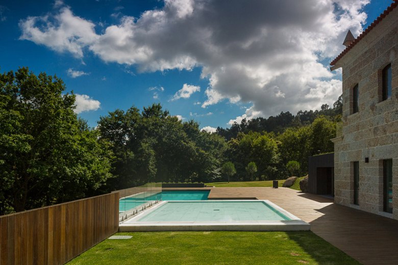 Casa de campo moderna, estilo casa de jardim, piscina, ladrilhos de pedra natural