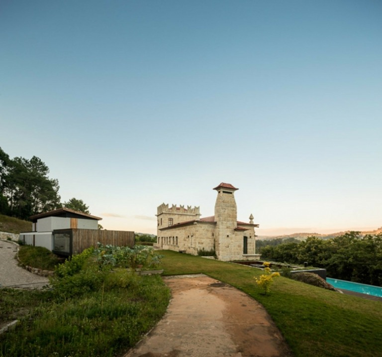 Projeto de arquitetura de casa de paisagem em estilo country moderno.