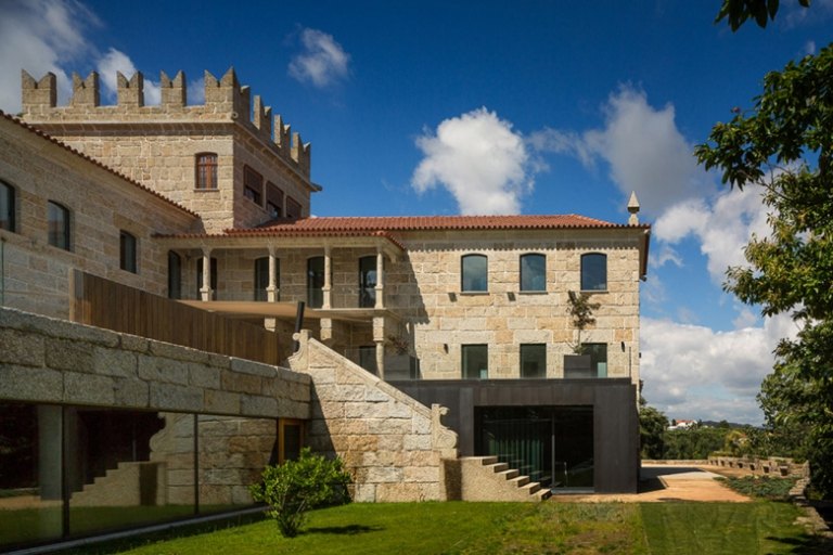 Antiga casa de campo moderna, fachada de Portugal