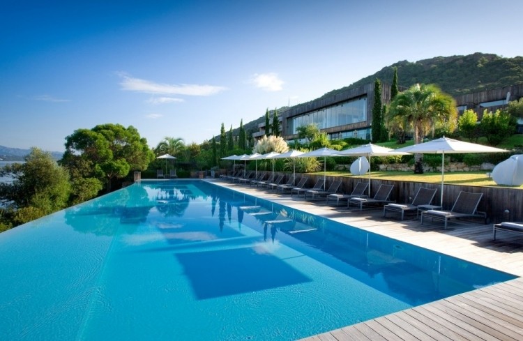 paisagismo moderno ao nível da piscina infinita embaixo