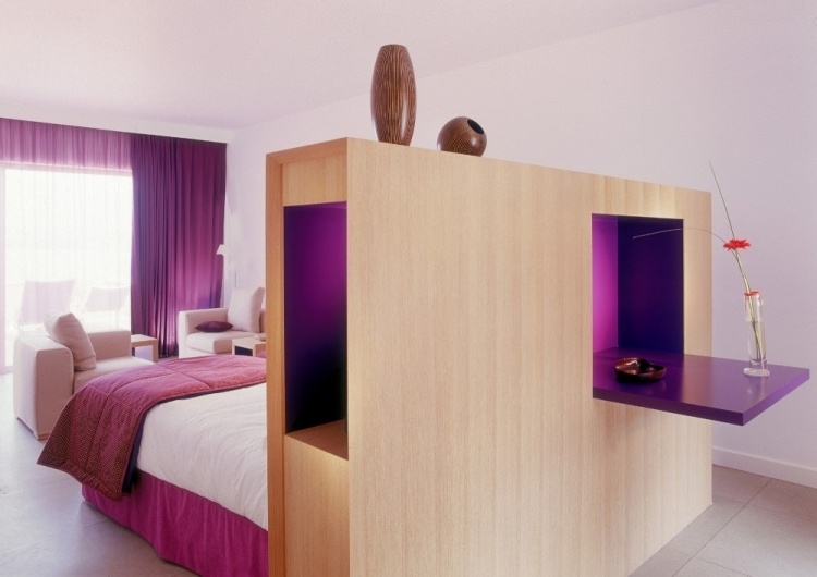 moderno-quarto-hotel-madeira-quarto-divisória-violeta-decoração