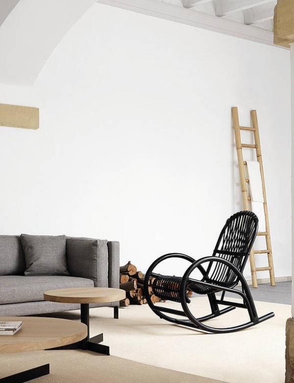 Cadeira de balanço em rattan preta design de interiores