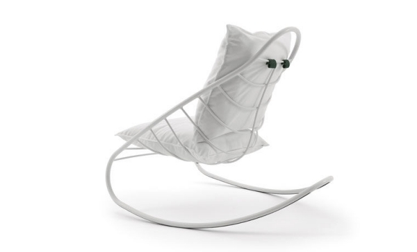 Cadeira de balanço com estrutura de couro-metal branco