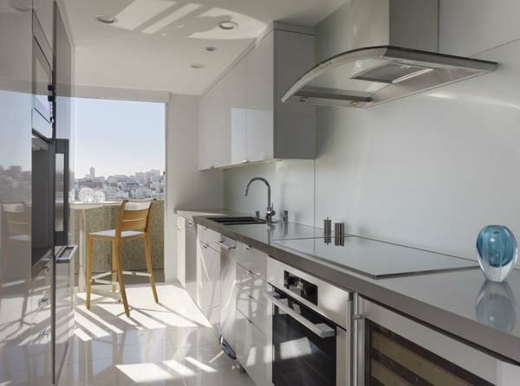 cozinha minimalista no apartamento com vista dos sonhos