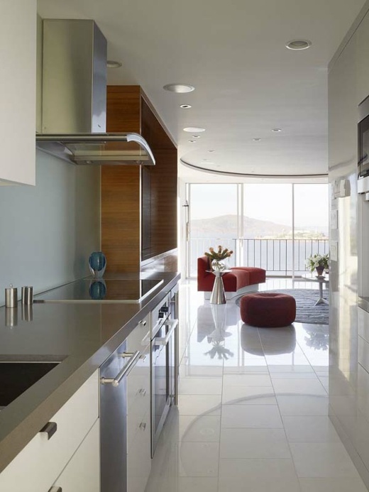 interior moderno - cozinha equipada e móveis vermelhos