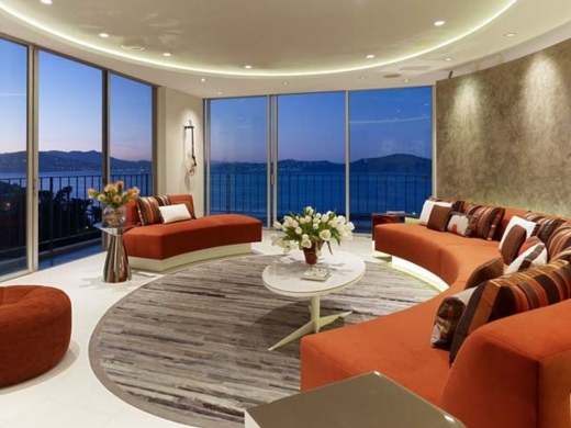 Sala de estar-interior-redondo-tapete-laranja-sofá