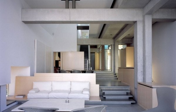 Sala de estar de casa de concreto arejada - sala de jantar com móveis simples