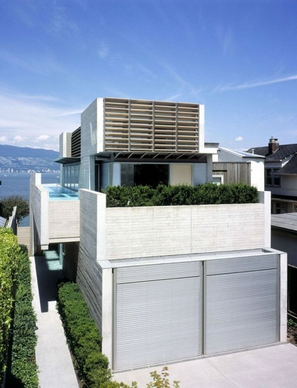 Casa de concreto de Shaw Vancouver com jardim e piscina na cobertura