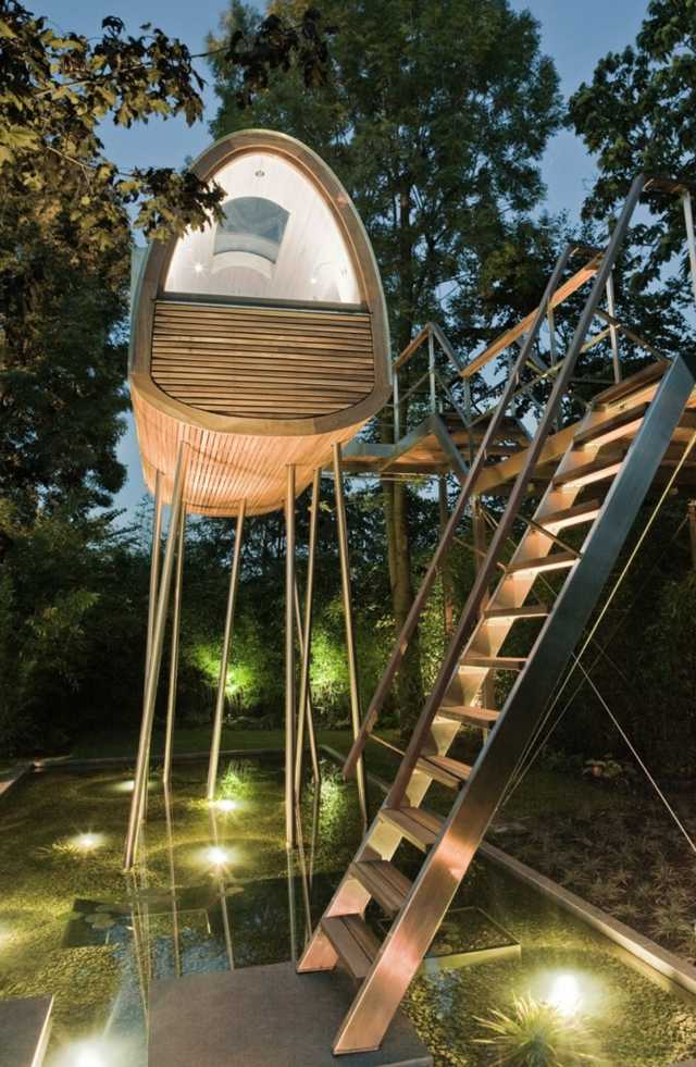 Escadas de madeira, janelas grandes, lago com jardim