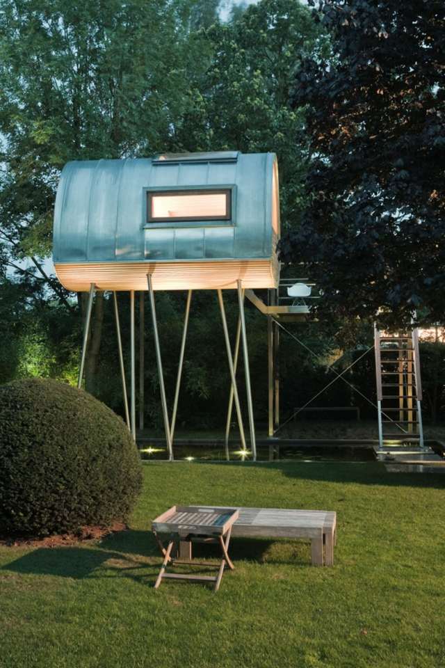 Casa da árvore em aço inoxidável com iluminação prática para pátio