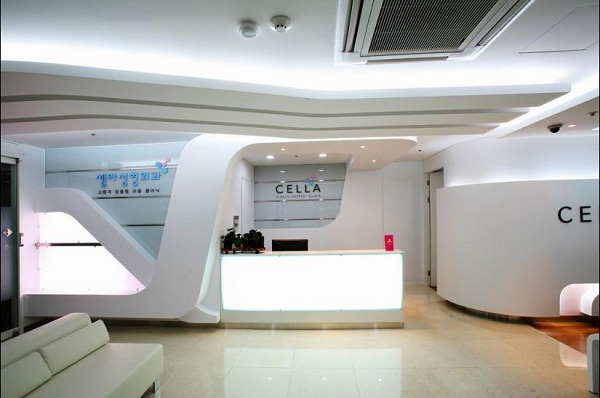 design de escritório moderno - recepção em Cella Klinik