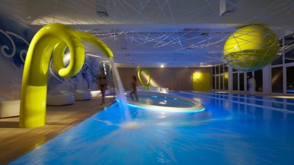 piscina spa jacuzzi amarelo