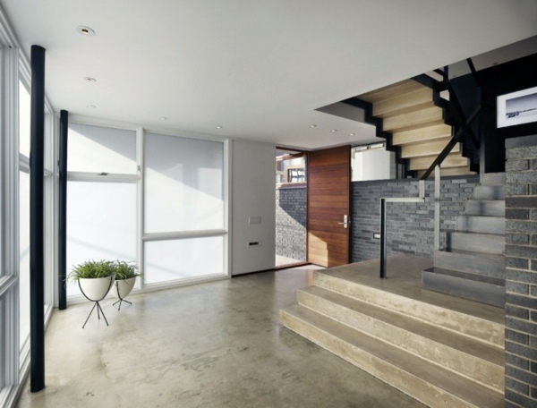 Poço da escada de concreto dentro da casa