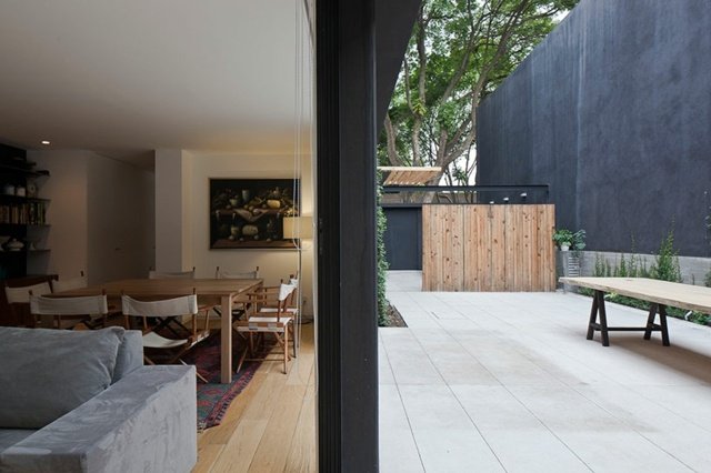 Porta de correr, móveis modernos, jardim, banco de pedra do pátio