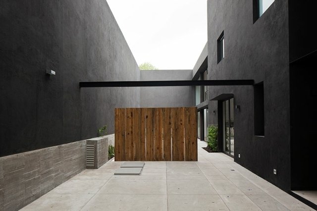 arquitetura moderna fachada de concreto tela de madeira entrada