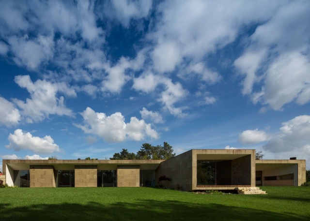 Casa com gramado de pedra em Portugal casa família crianças