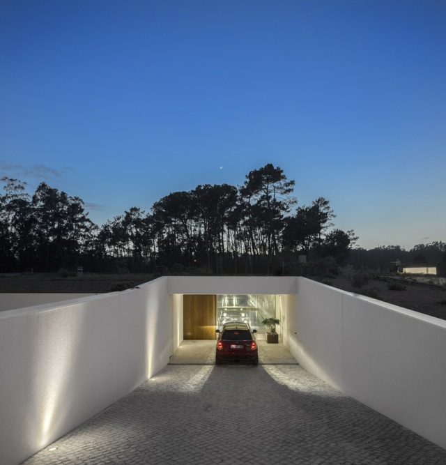 Parede de concreto com fachada de vidro para entrada de garagem para garagem