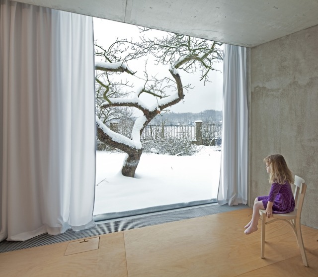 minimalista-casa-adaptada-à-natureza-piso-de-madeira-chão-ao-teto-vidros-paredes-concreto-ásperas