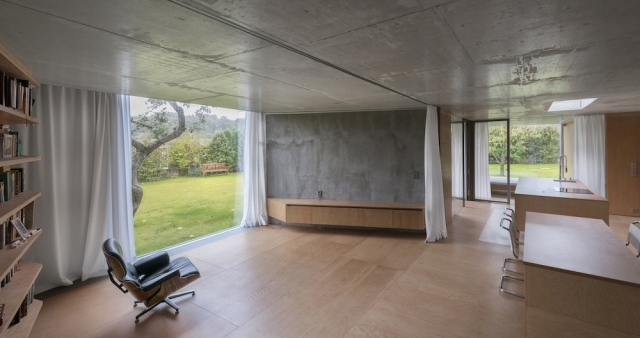 design de espaço aberto de laje de concreto áspero de teto plano de casa de telhado de madeira